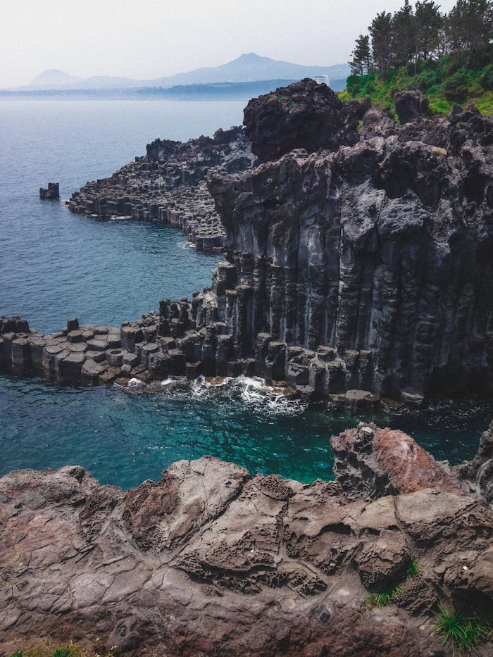 A breathtaking cliffside view at Daepo Jusangjeollidae showcasing unique volcanic rock formations.
